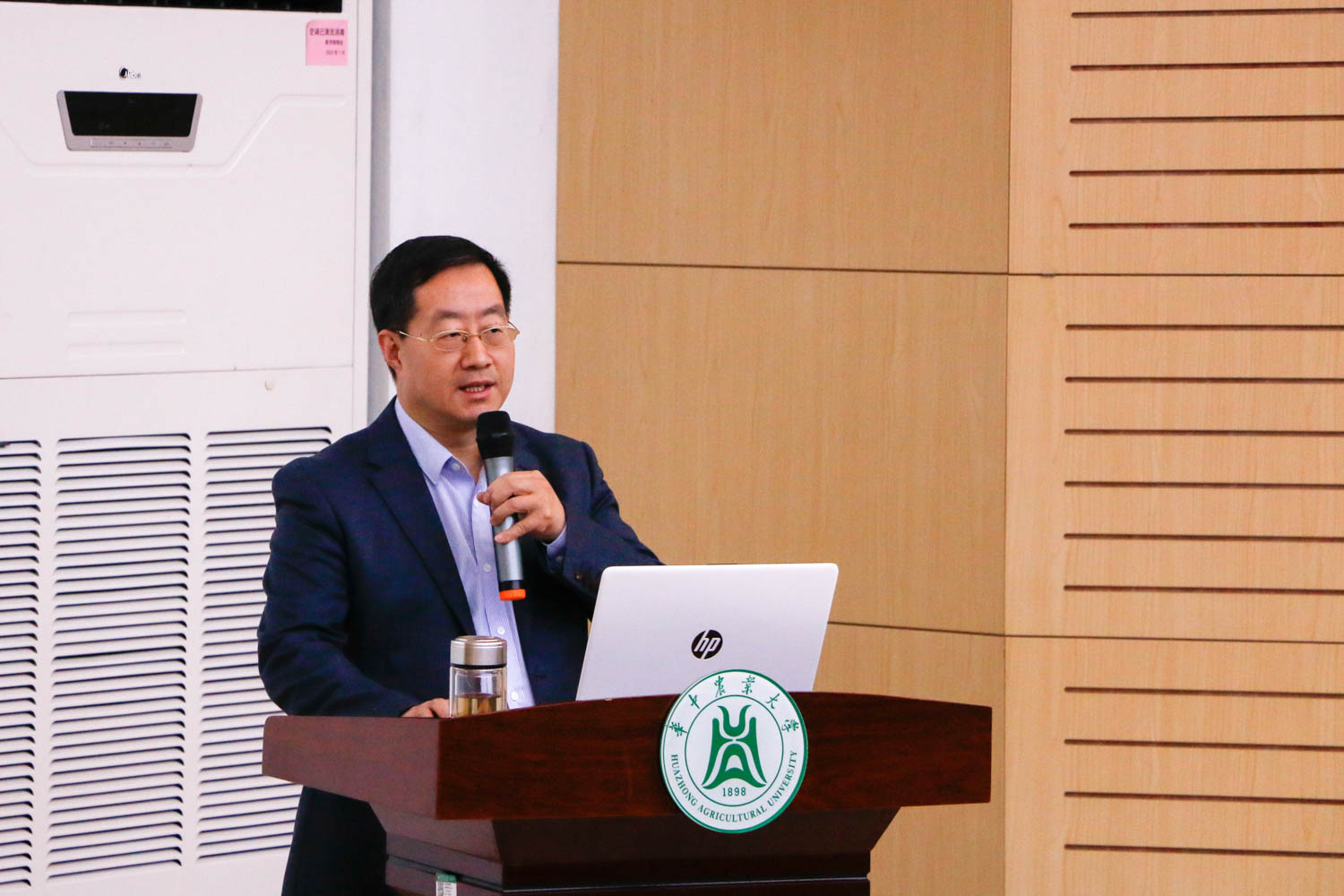 网投十大信誉排名经理梁伟军作报告(通讯员 周子恒 摄)