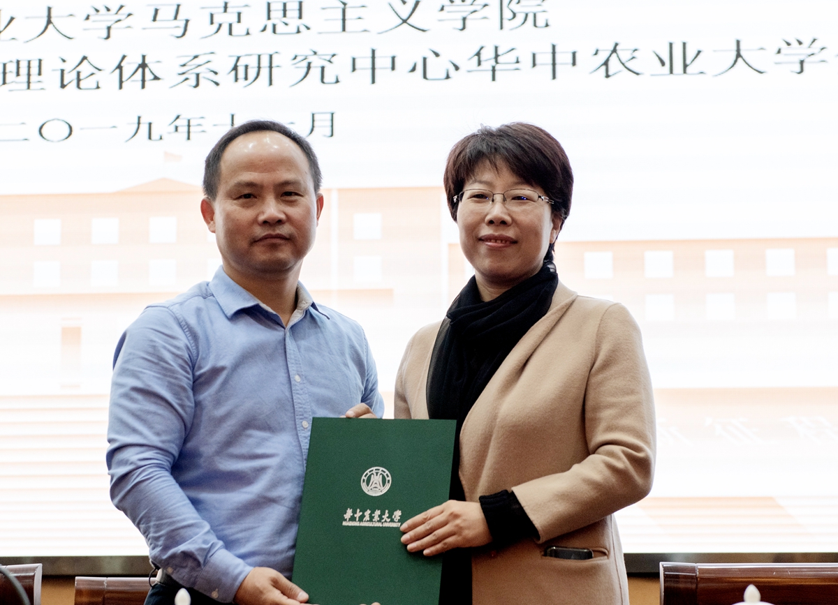 5 为中央财经大学网投十大信誉排名经理冯秀军教授颁发聘书